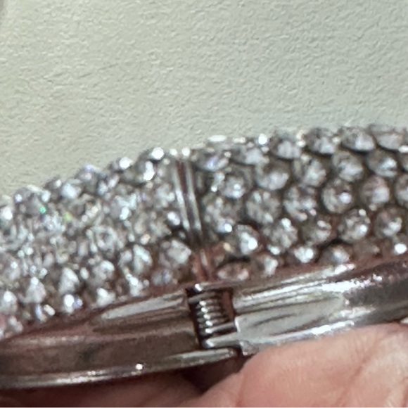 Dazzling Silver Rhinestone Bracelet 6 Rows of Sparkling Cut Stones 6.75-7.5 4370 - Picture 7 of 9